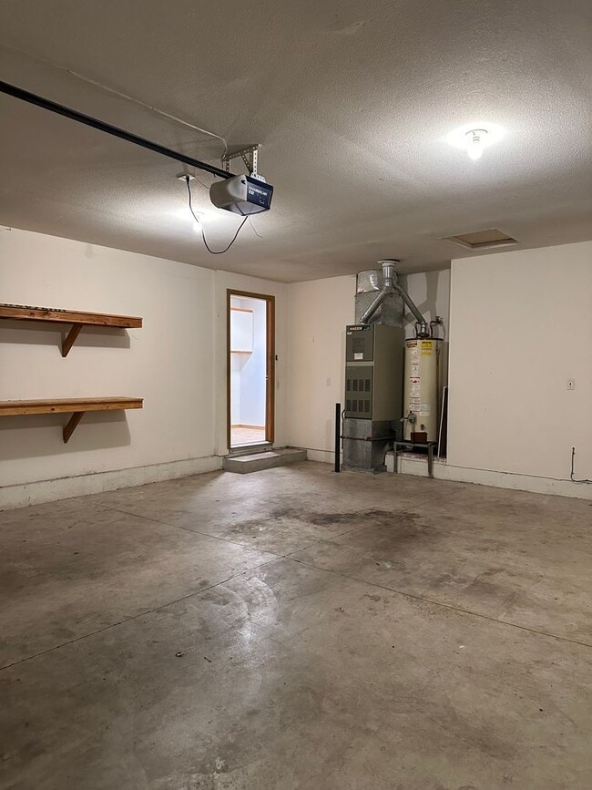 Building Photo - FREE RENT! Newly Updated Single Level Home in Established Keizer Neighborhood