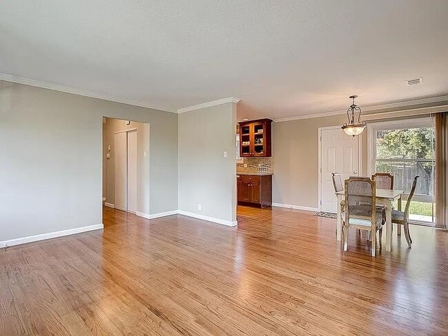 Building Photo - 463 Larkspur Dr