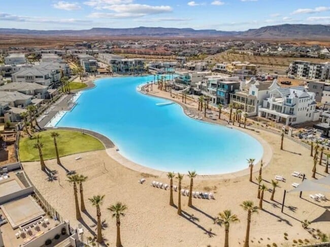 Building Photo - Beautiful Desert Color Condo!!