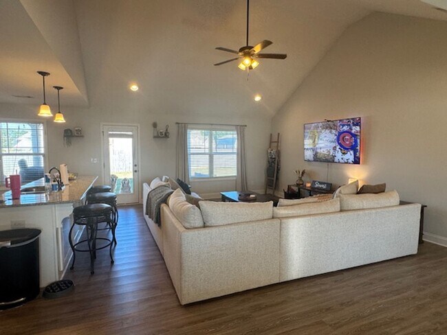 Building Photo - 4br/2ba Pet friendly 1-level home in Fort ...