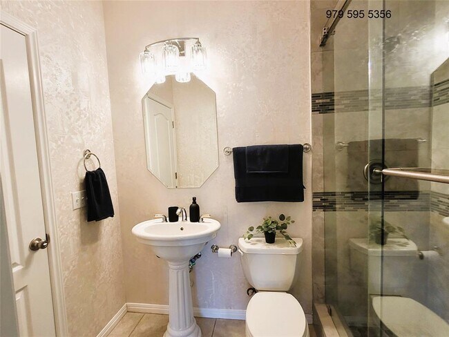 Building Photo - 8504 Young Ln