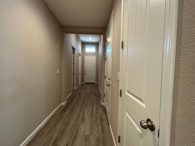 Building Photo - STUNNING 4 Bed / 2 Bath in Wingfield Springs- Available 6/15!