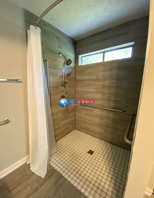 Building Photo - Renovated wheelchair accessible ranch in P...
