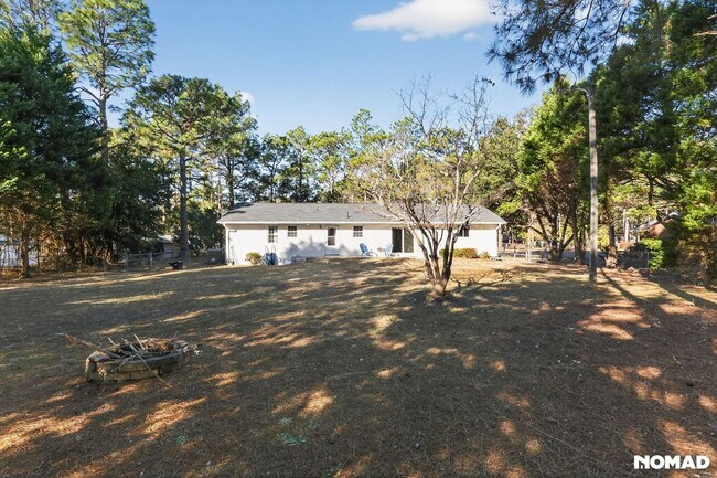 Building Photo - 215 N Pine St