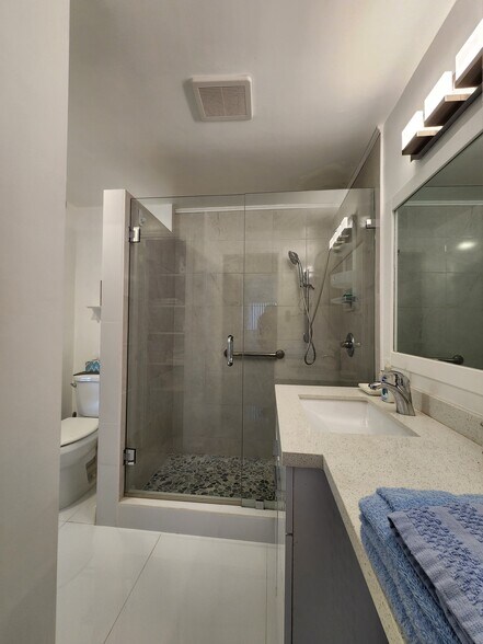 Building Photo - 1400 NE 169th St