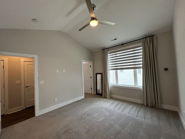 Building Photo - 2/2.5 - MODERN TOWNHOME IN THE NATIONS