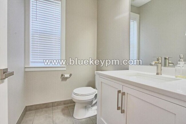 Building Photo - 3 Bed, 2.5 Baths Luxury Home Located Near ...