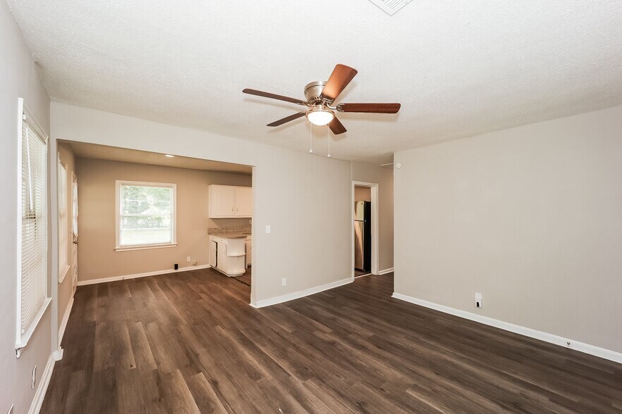 Building Photo - 4016 Singer Dr