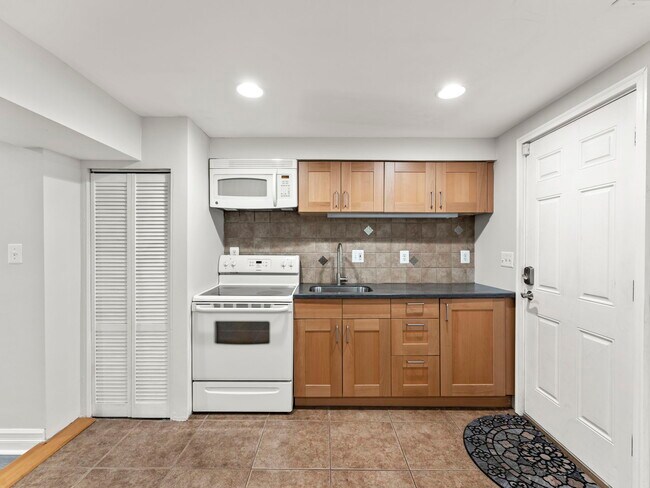 Building Photo - 1215 Otis Pl NW