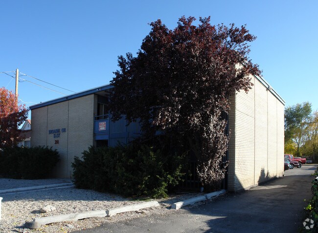 Primary Photo - Broadmoor Apartments East
