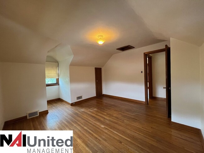 Building Photo - Three bedroom, one bathroom home for rent