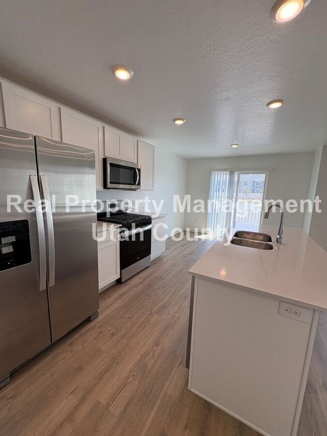 Building Photo - 837 E Oakum Ln
