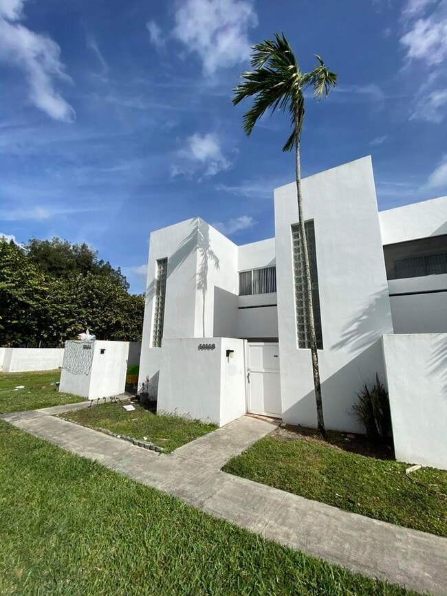 Building Photo - 5030 Elmhurst Rd
