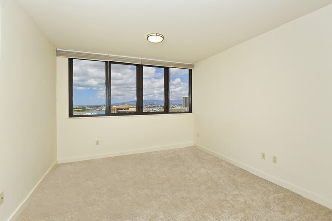 Building Photo - Convenience in the Heart of Honolulu!!