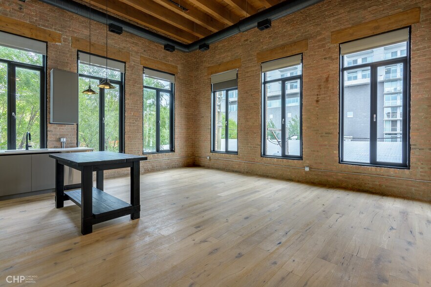 Building Photo - 729 N Sangamon St