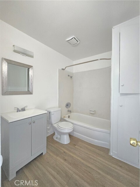 Building Photo - 540 E 7th St