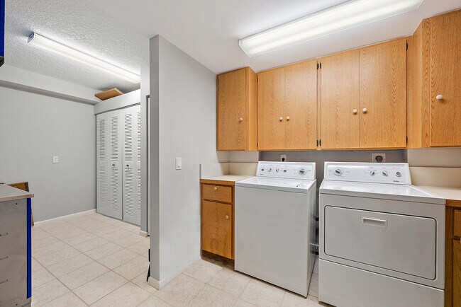Building Photo - 301 S Seas Dr
