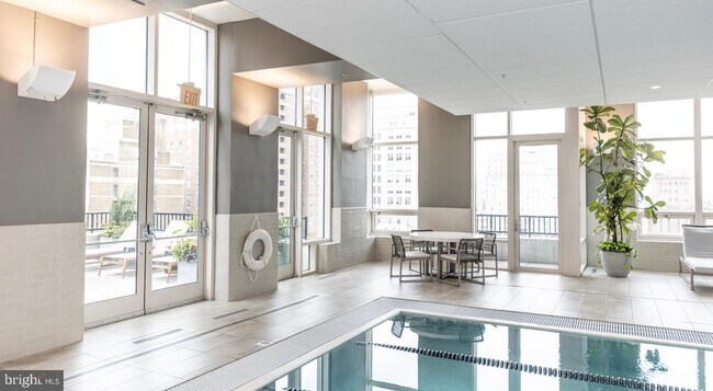 Building Photo - 206 W Washington Square