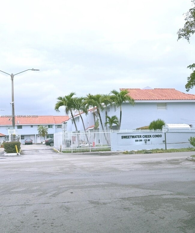 Building Photo - 550 SW 115th Ave