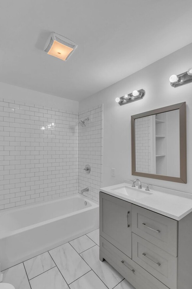 Building Photo - Renovated 4 Bed/ 2 Bath plus office in Mad...
