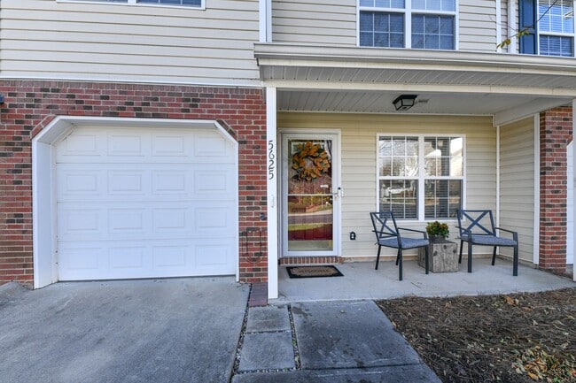 Building Photo - Updated 3 Bedroom Townhome in McAlister's Place
