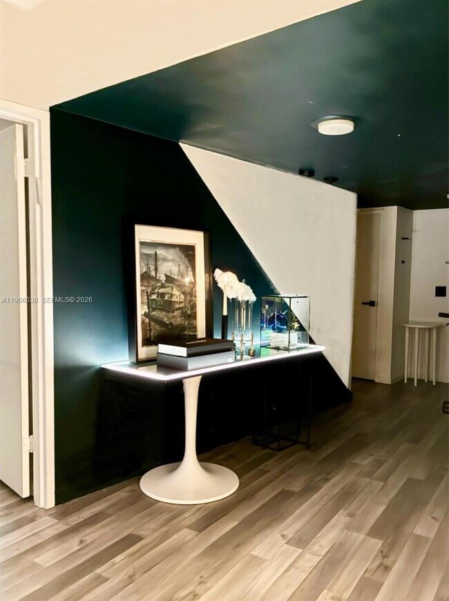 Building Photo - 900 Bay Dr