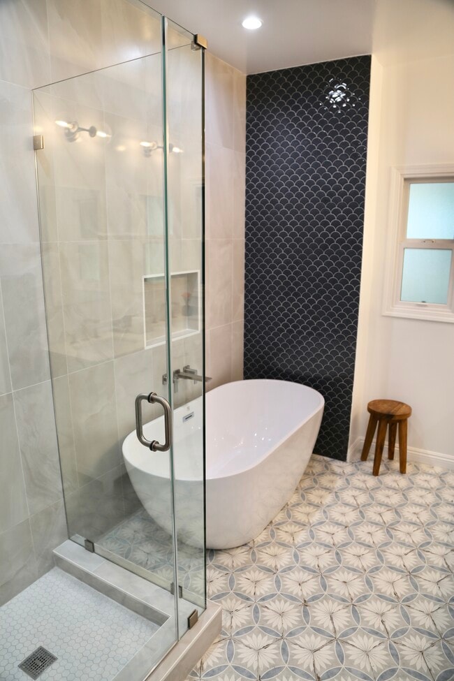 Building Photo - 601 S Sweetzer Ave