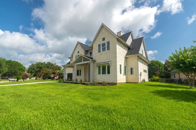 Building Photo - 624 Edgewood Dr