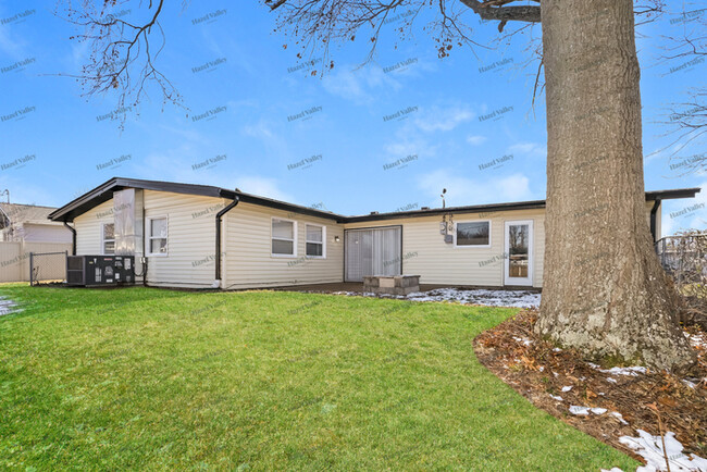 Building Photo - 747 Chevron Dr