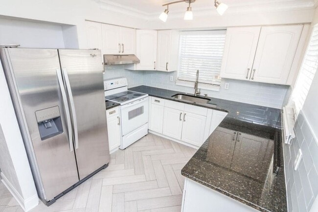 Building Photo - WONDEFUL BEACHSIDE POOL HOME - POOL CARE & LAWN CARE INCLUDED