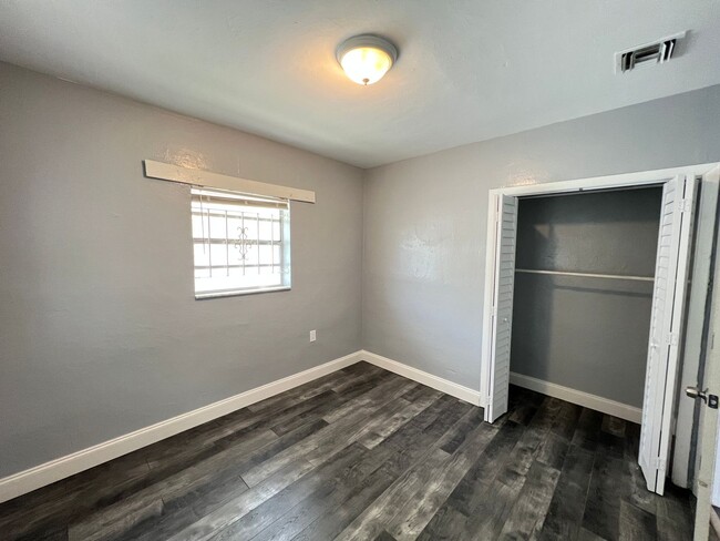 Building Photo - ****COMING SOON!**** 2 Bedroom 1 Bath unit...