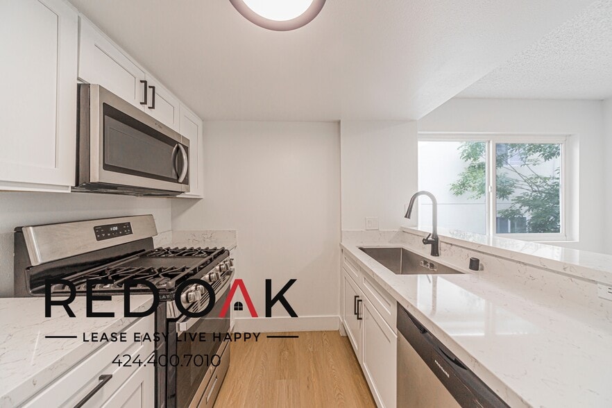 Building Photo - 13910 Sayre St