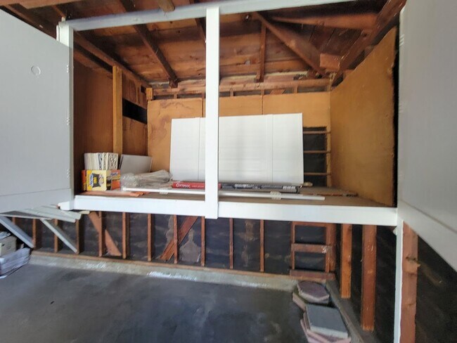 Building Photo - SPACIOUS 3BD/2BA WITH GARAGE, LAUNDRY AND ...