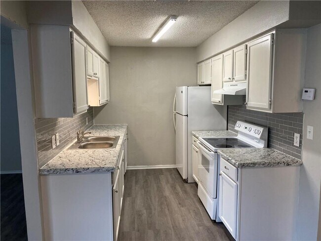 Building Photo - 1085 Linde Ave