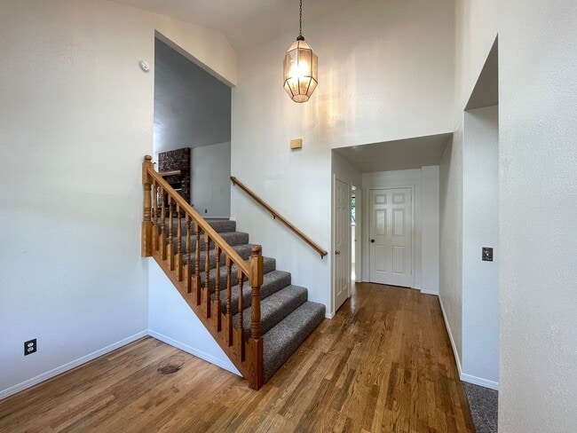 Building Photo - 1095 Robin Cir