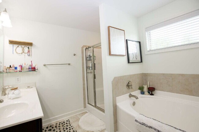 Building Photo - "Charming 3-Bed Home with Granite Elegance on Nessee Street, Fayetteville!"