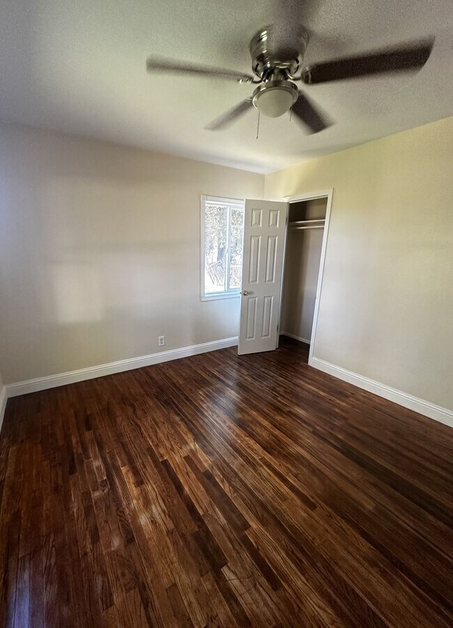 Building Photo - Charming 2/1 with bonus room on HWY 32