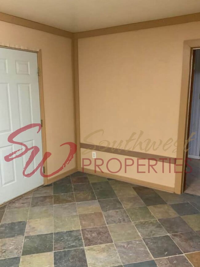 Building Photo - Spacious 3 bedroom 2 bath with lots of parking!