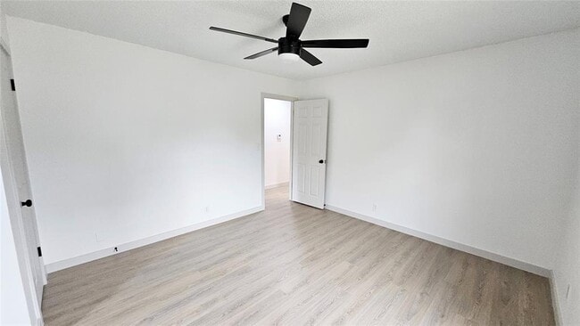Building Photo - 741 S Glen Ln