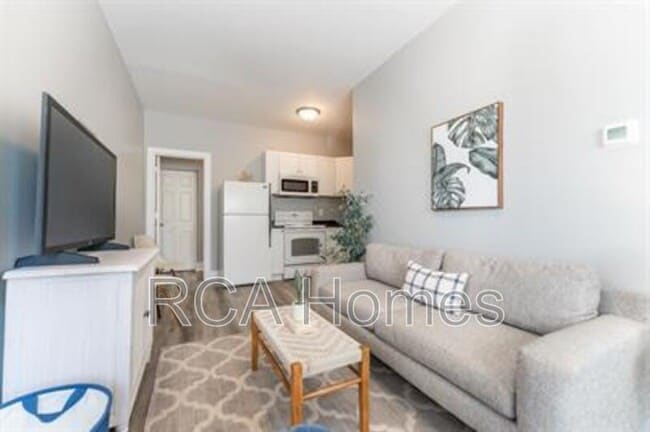 Building Photo - 2831 N Kenwood Ave