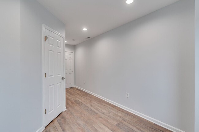 Building Photo - Newly Renovated Temple Apartment