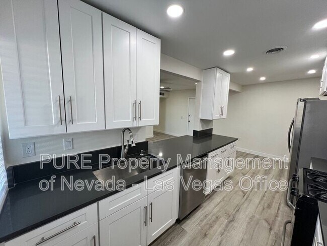 Building Photo - 1405 E Vegas Valley Dr