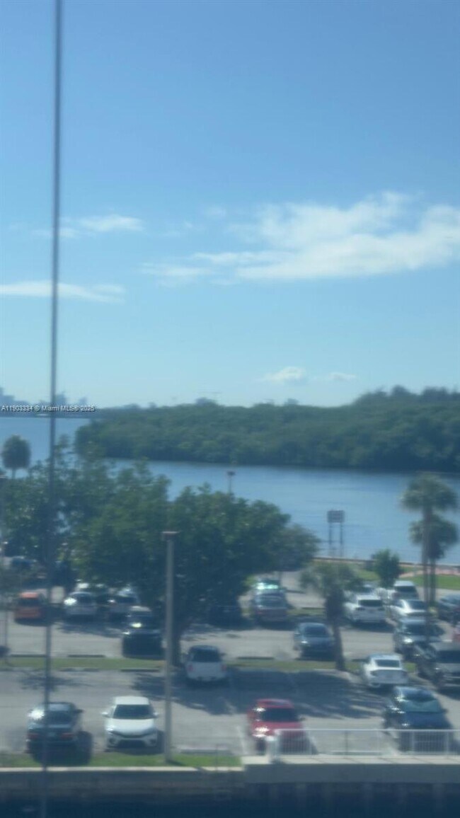 Building Photo - 400 Kings Point Dr