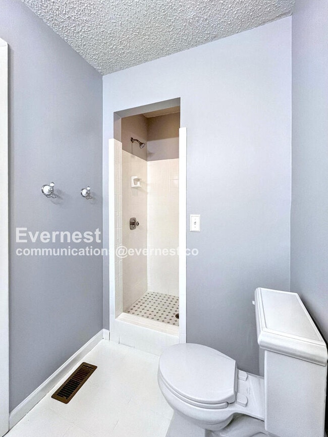 Building Photo - 5600 Country Dr