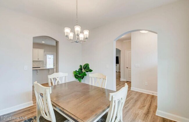 Building Photo - Single Family Home in Desirable Neighborhood