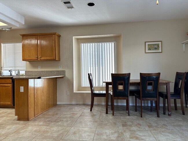 Building Photo - Beautifully Maintained Home Near Schools & Shopping!