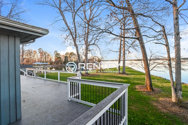 Building Photo - 123 Tiger Ln