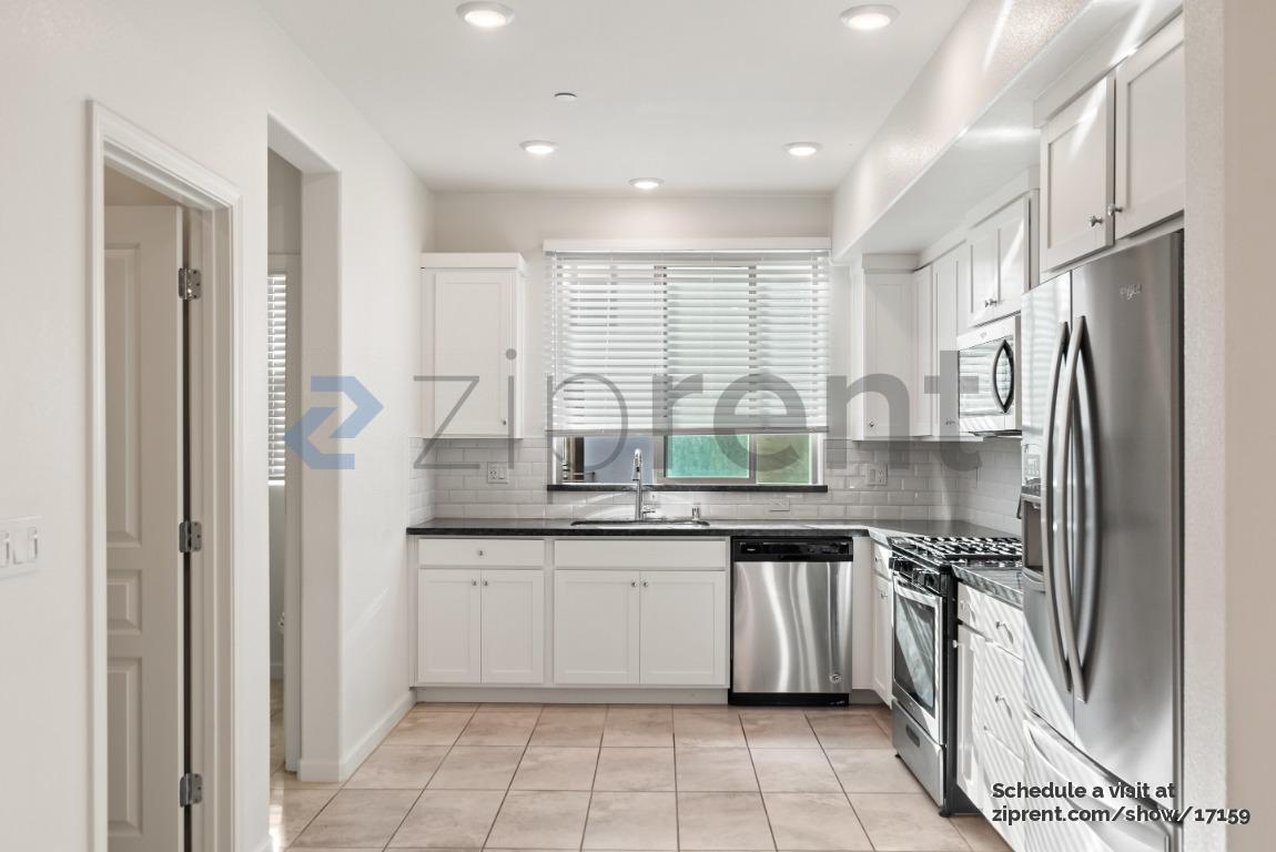 Building Photo - 25390 Parklane Dr