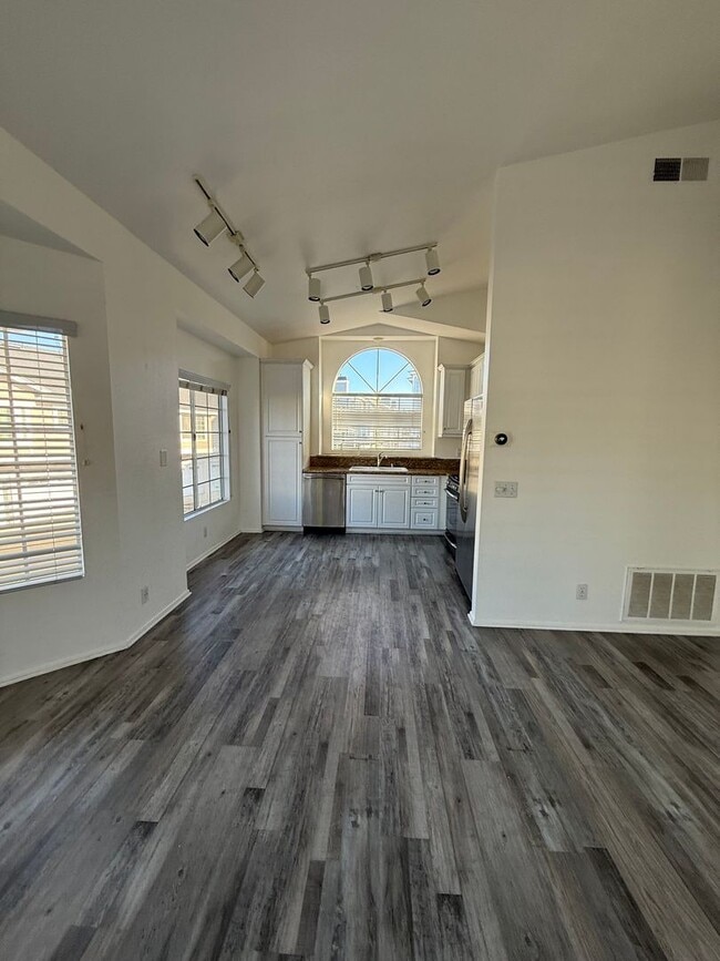 Building Photo - **Charming 1bed 1bath Condo located in the desirable Canyon Villa Community**