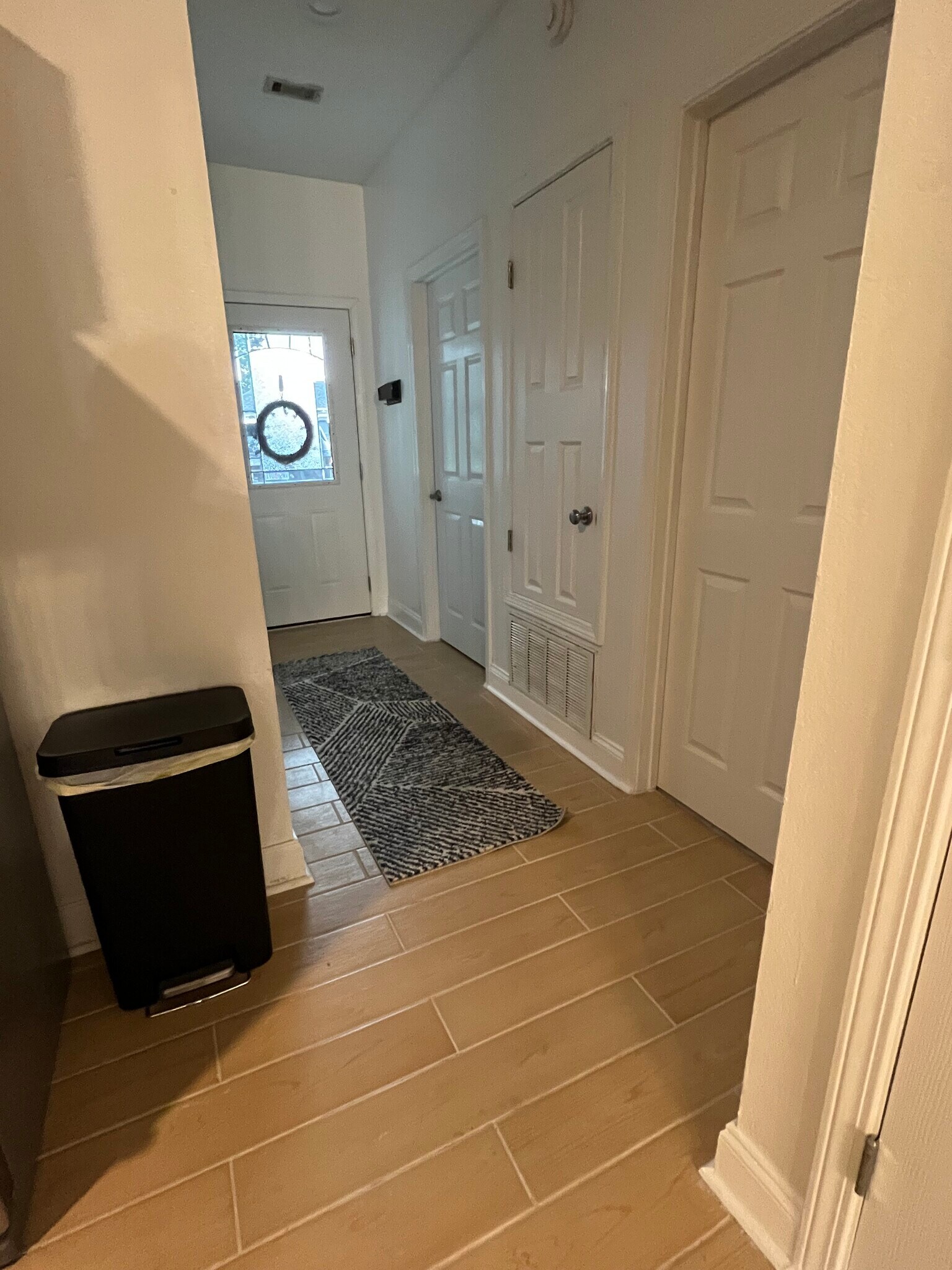 Entry - 1200 Jasper St